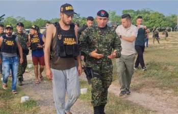 Una de las personas rescatadas conversa con uno de los militares que lo reciben tras la operación. Foto: Cortesía.
