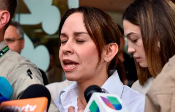 Tarazona salió a las afueras del centro médico a pedirles a los colombianos una oración masiva por la salud de su esposo. FOTO: COLPRENSA