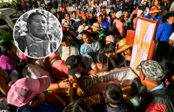 Las disidencias dispararon contra los indígenas durante el entierro de la Mayora Carmelina, asesinada por disidentes el pasad domingo. Fotos: AFP y cortesía 