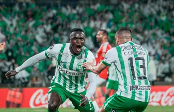 El delantero Kevin Viveros celebra uno de los dos tantos que aportó a Atlético Nacional en la victoria 3-1 ante Internacional. FOTO CORTESÍA ATLETICO NACIONAL 