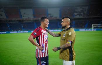 Carlos Bacca junto a Arturo Vidal, protagonistas con sus equipos en los octavos de final de la Libertadores. FOTO: Tomada de X @CONMEBOL