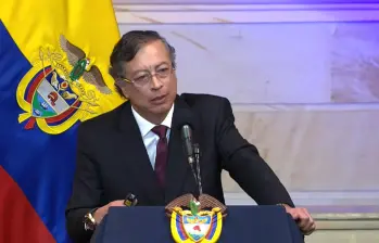 El jefe de Estado, quien llegó tarde a su discurso, se retiró antes de escuchar la réplica de la oposición. Foto. Presidencia.