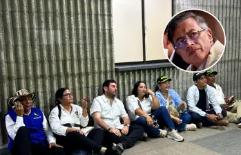 Esta fue la imagen de los alcaldes de Córdoba que se compartió ampliamente en redes sociales y que enojó al presidente Petro. FOTOS: Cortesía La Razón de Córdoba y Colprensa