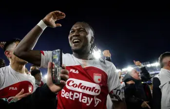 Hugo Rodallega marcó uno de los tantos en la victoria de Santa Fe, como visitante ante Millonarios y así celebró al final del partido, la clasificación. FOTO TOMADA X @SantaFe