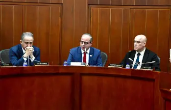 El senador Juan Espinal (centro) estará a cargo de presidir la Comisión V. FOTO: Archivo suministrado