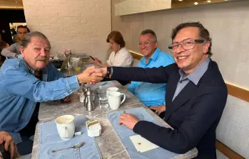 Gustavo Petro y Paco Ignacio Taibo II, autor de biografía del Che Guevara. Foto: Redes sociales.