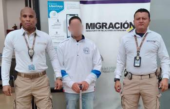 Migración Colombia detuvo este viernes a un extranjero que pretendía ingresar a Medellín. FOTO: Migración Colombia 