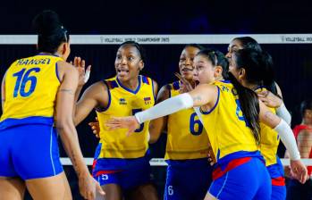 Las integrantes de la Selección Colombia en uno de los momentos del duelo contra República Dominicana. FOTO CORTESÍA @volleyballworld