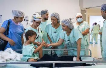 Uno de los niños beneficiados durante la jornada de cirugías realizadas en el Hospital General gracias al apoyo de la Misión Manos a la Obra, la alcaldía de Medellín y la empresa privada. FOTO: Cortesía