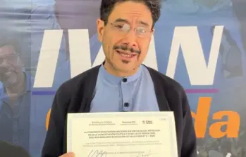Iván Cepeda recibió la credencial que lo acredita como senador para el periodo 2026-2030 en representación del Estatuto de la Oposición. Foto: Captura de video redes sociales @IvanCepedaCast