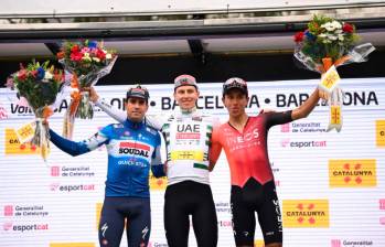 El colombiano Egan Bernal en el podio de la Vuelta a Cataluña junto a Mikel Landa y el campeón Tadej Pogacar. FOTO TOMADA @INEOSGrenadiers