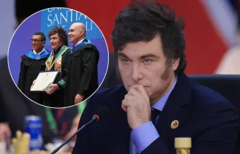 Javier Milei fue condecorado por la Universidad Santiago de Cali previo a la ceremonia de posesión de Abelardo de la Espriella por su aporte en economía y administración pública. Fotos: Getty Images y USC