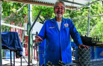Mauricio tenía 24 años cuando creó su primera máquina para hacer mallas. Ahora, jubilado, trabaja para entretenerse. FOTO JULIO CÉSAR HERRERA