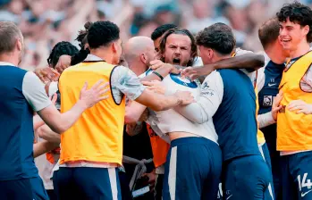 Los futbolistas del Tottenham celebran la victoria en la última jornada que los salvó del descenso. Foto: tomada del x de @SpursOfficial