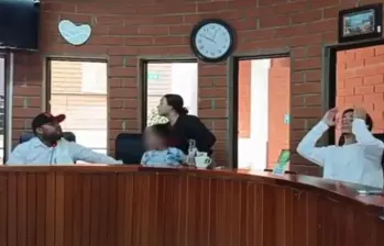 El concejal junto al menor de edad en plena discusión dentro del recinto del concejo de Guadalupe. FOTO: imagen tomada de redes.
