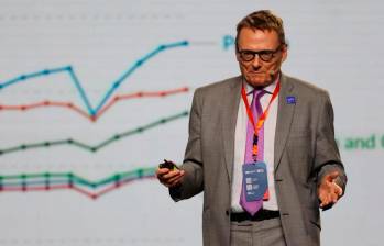 James A. Robinson durante el Foro Económico Internacional de América Latina y el Caribe del CAF en Ciudad de Panamá. FOTO: Tomada de X @AgendaCAF