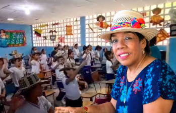 La profe Angely Luz Escobar García tiene 66 años y un grupo de danza que ha representado a Malambo en distintos escenarios artísitocs. FOTOS FACEBOOK Angely Luz Escobar Garcia