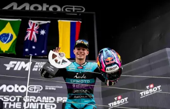El colombiano David Alonso celebra su tercer lugar en el podio del Gran Premio de Silverstone. FOTO TOMADA X@AsparTeam