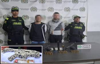 Adelante, el subfusil “artesanal” requisado por las autoridades. Atrás, dos hombres detenidos por porte de armas en Medellín.