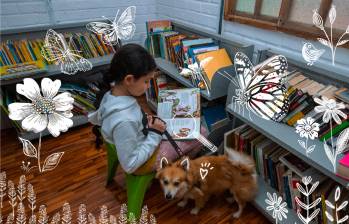 Janna, 11 años, y su amigo Simba en la Biblioteca Comunitaria Sueños de Papel, en Manrique, La Cruz. Foto: Esneyder Gutiérrez.