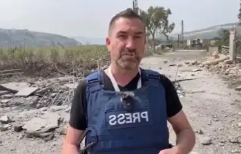 Un misil cayó cerca de un periodista de la cadena rusa RT; un video captó el momento. FOTO: Captura de video 