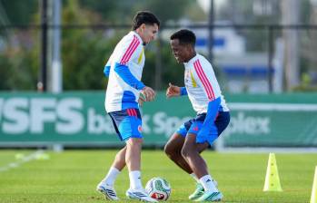 Gustavo Puerta y Jhon Arias jugando en un entrenamiento. FOTO: FCF