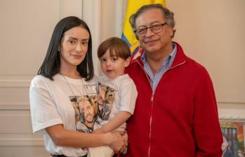 La colombiana Rebecca Gonzales de Bohbot, junto a su hijo y el presidente Gustavo Petro, quien le aseguró que buscara la manera de ayudar a liberar a su esposo, el colombo israelí, Elkana Bohbot. FOTO: TWITTER @petrogustavo