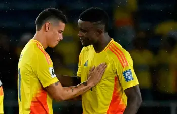 James Rodríguez celebra con Jhon Córdoba, en el triunfo ante Bolivia 3-0, ambos marcaron en el Metropolitano. FOTO GETTY 