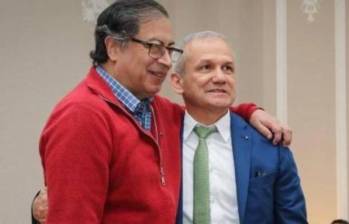 Carlos Ramón González, exdirector del DAPRE, junto al presidente Gustavo Petro. Foto: Colprensa