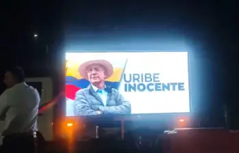 En Rionegro, Antioquia, apoyan a Álvaro Uribe tras su condena de 12 años de prisión domiciliaria. FOTO: Captura de video 