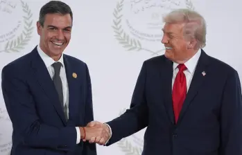 El apretón de manos de Donald Trump con Pedro Sánchez y Emmanuel Macron no pasó desapercibido. FOTO: GETTY