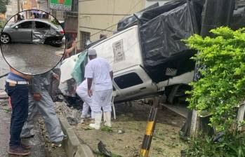 El vehículo blanco habría colisionado contra otro carro gris y una moto Honda. FOTO: Antioquia Conecta