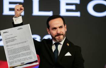 Presidente electo Abelardo de la Espriella y la carta enviada al Congreso. Foto: Colprensa