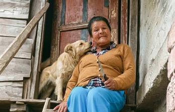 Blanca Pardo, campesina de 72 años y madre de seis hijos, en su casa en una vereda de San Bernardo, Nariño. Murió el 29 de agosto, tras ser abusada sexualmente. FOTO ARCHIVO PARTICULAR