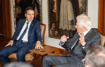 En las diferentes imágenes se ve a Londoño y Moreno conversando mientras estaban acompañados de otras personas en el lugar de la reunión. FOTO: Colprensa