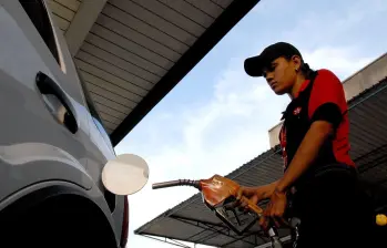 Se mantienen los precios de referencia de la gasolina y el ACPM al menos por un mes más. Foto: Colprensa