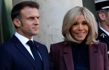La historia de amor entre Emmanuel Macron y su esposa Brigitte. FOTO: GETTY