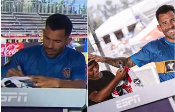 Carlos Tévez firmando la camiseta de Argentina pero no la de River. FOTO: CAPTURA DE VIDEO REDES SOCIALES 