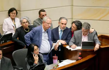 Diez horas de debate y sin descanso se llevaron a cabo en la plenaria del Senado, para aprobar la reforma laboral. FOTO colprensa