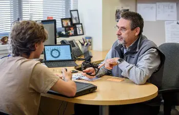 El doctor Palanker trabaja en tecnologías ópticas y electrónicas para crear herramientas que ayuden a diagnosticar, tratar, operar y desarrollar prótesis, principalmente para problemas de los ojos. FOTO Cortesía