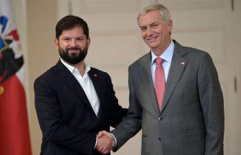 Gabriel Boric felicitó a quien será su sucesor en la Presidencia, José Antonio Kast. Foto: AFP