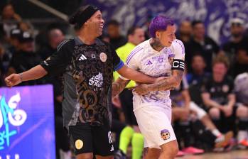 El partido entre los dos equipos termino 10-10 y se tuvo que definir desde el punto penal. Ronaldinho y Blessd se robaron el Show en Medellín. FOTO: Jaime Pérez