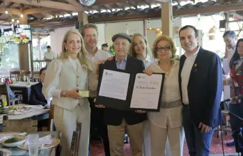 Jorge Jaramillo y Ruth Elena Alzate fueron condecorados recientemente por el cumpleaños número 50 del restaurante. FOTO: CONCEJAL ALEJANDRO DE BEDOUT