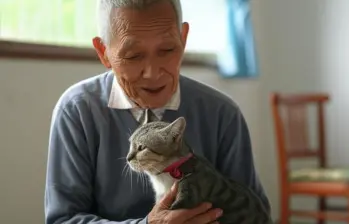 Imagen de referencia de un adulto mayor chino con una gata en sus brazos. FOTO: Generada con IA