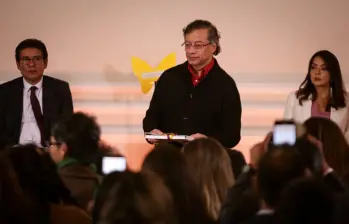 Gustavo Petro radicó ante el Senado una solicitud para salir de Colombia durante un año y atender compromisos personales, sociales, políticos y académicos. FOTO: Colprensa. 