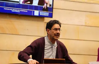 Iván Cepeda aclara que seguirá en la contiendo electoral. Foto