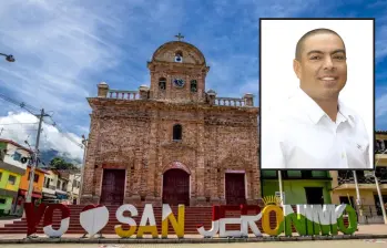 Adelante, el alcalde investigado. Atrás, fachada del parque de San Jerónimo. Foto: Juan Antonio Sánchez Ocampo