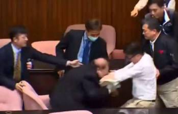 El parlamentario taiwanés huyó con los papeles de votación del Parlamento. FOTO: Captura de video