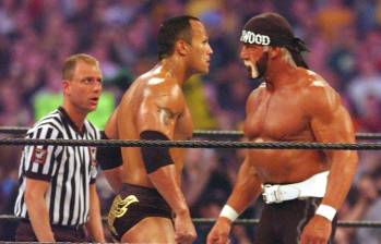 La pelea entre Hulk Hogan vs. The Rock que los catapultaron como íconos de la lucha libre. FOTO: GETTY