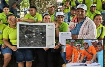 Algunos de los beneficiarios con la entrega de los lotes recuperados. FOTO: Cortesía